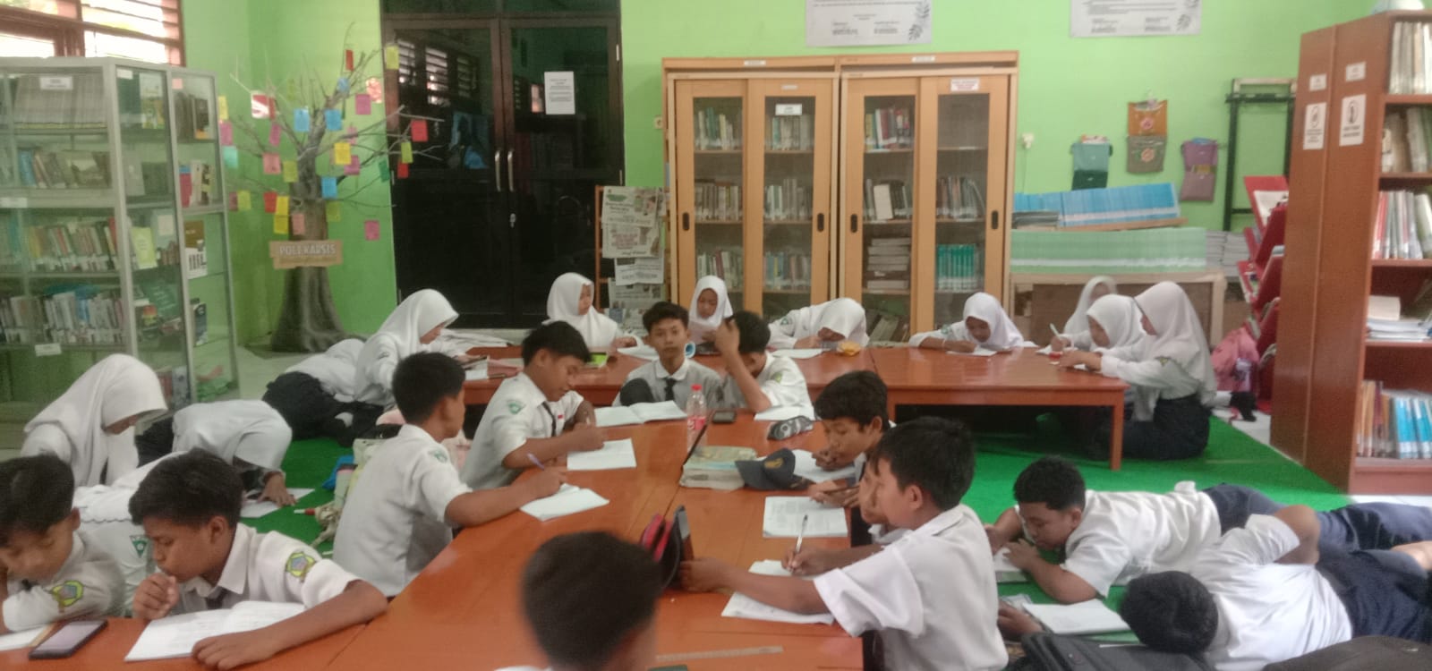 Membangun Budaya Gemar Membaca melalui Jumat Literasi